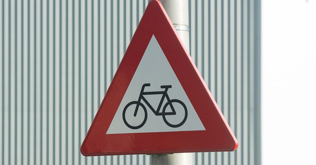 自転車の安全運転と正しいマナーを説明する図解(車道左側通行や夜間ライト点灯など)