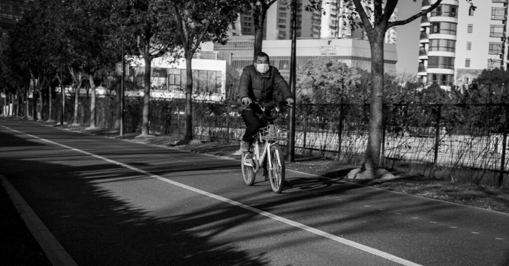 安全意識を高めることで自転車の罰金や事故を防ぐことができることを示す前向きなメッセージ画像