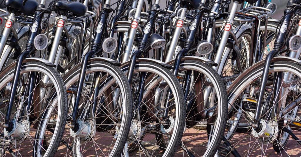 2026年に罰金対象となる自転車違反行為10選を図でまとめた安全啓発イメージ