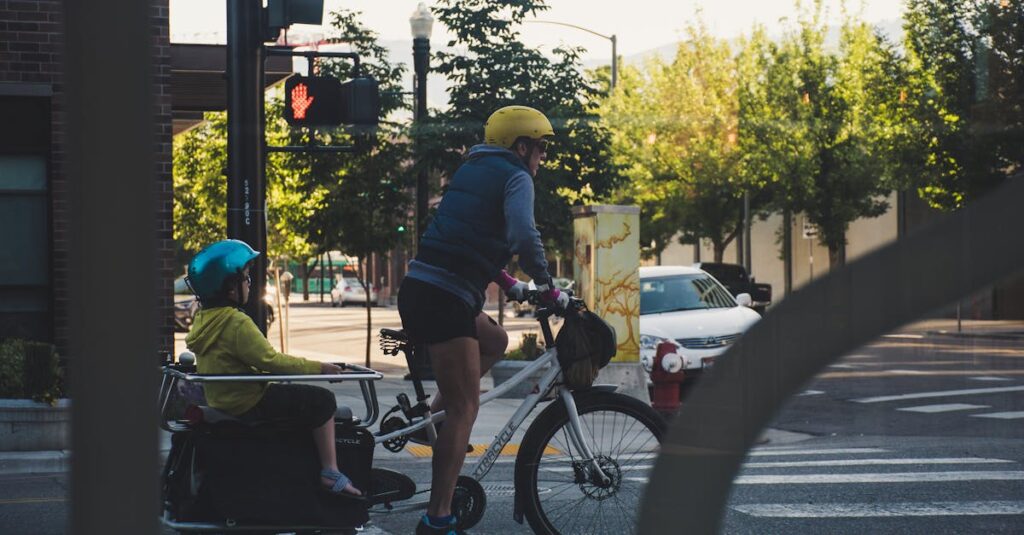 自転車の安全運転と正しいマナーを説明する図解(車道左側通行や夜間ライト点灯など)