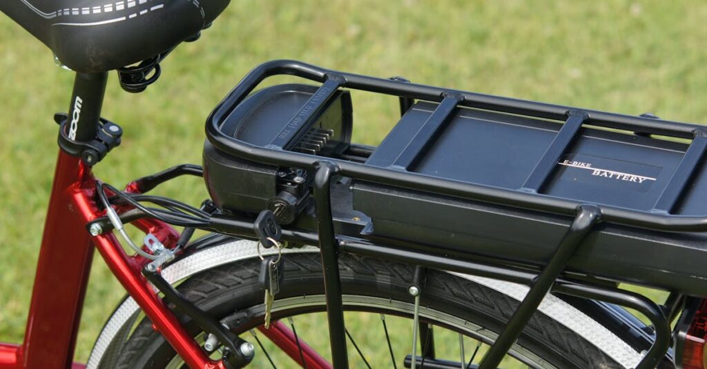 自転車の罰金摘発事例をニュース形式で紹介し、安全運転の重要性を訴える図解