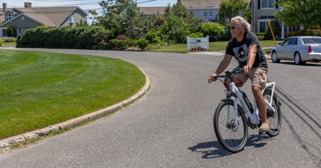 罰金を避けるための自転車安全運転と意識改革のポイントを図解した安全啓発イメージ