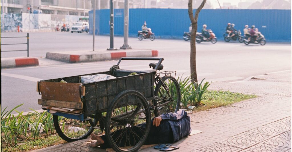 2026年に実際摘発された自転車違反のニュース事例と罰金内容を解説する図解