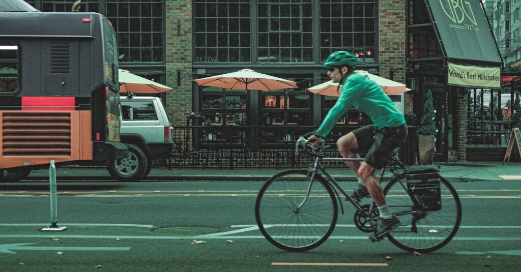 自転車の正しいルールを守り罰金や事故を防ぐことを呼びかける前向きなイメージ