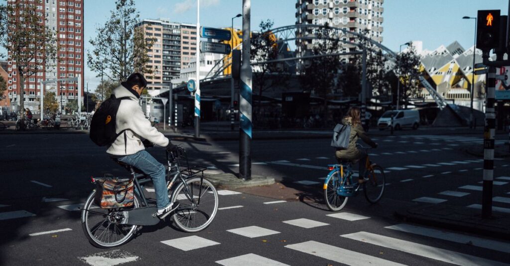 2026年の自転車保険義務化や反則金・罰金制度、安全講習の内容をまとめた制度解説図