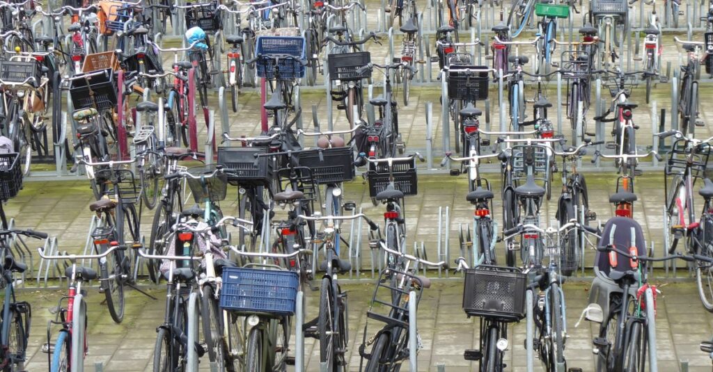 2026年に実際摘発された自転車違反のニュース事例と罰金内容を解説する図解