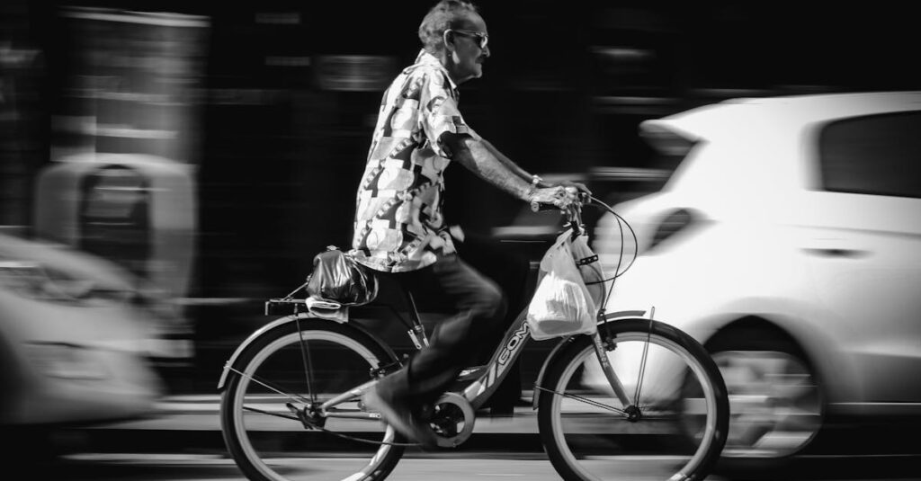 2026年の自転車保険義務化や反則金・罰金制度、安全講習の内容をまとめた制度解説図