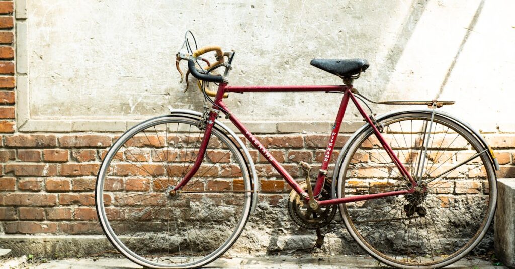 2026年の自転車保険義務化や反則金・罰金制度、安全講習の内容をまとめた制度解説図