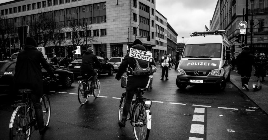 安全意識を高めることで自転車の罰金や事故を防ぐことができることを示す前向きなメッセージ画像