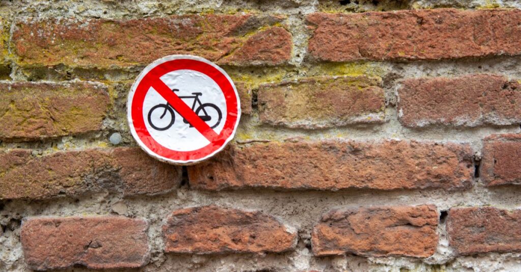 自転車の信号無視や飲酒運転など罰金対象となる違反7選をイラスト付きで紹介する図解