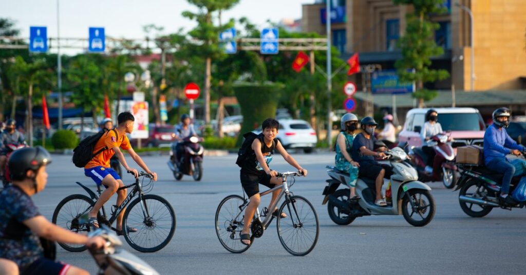 自転車の安全運転と正しいマナーを説明する図解（車道左側通行や夜間ライト点灯など）
