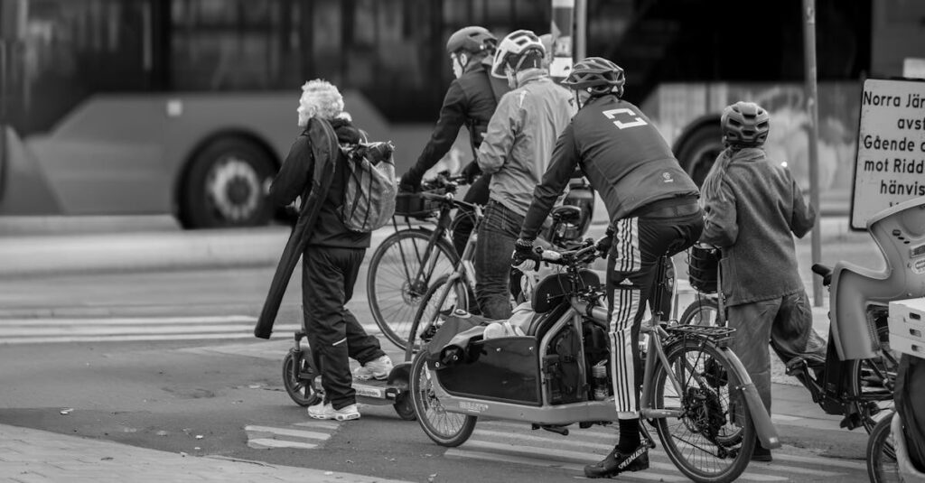 自転車の正しいルールを守り罰金や事故を防ぐことを呼びかける前向きなイメージ