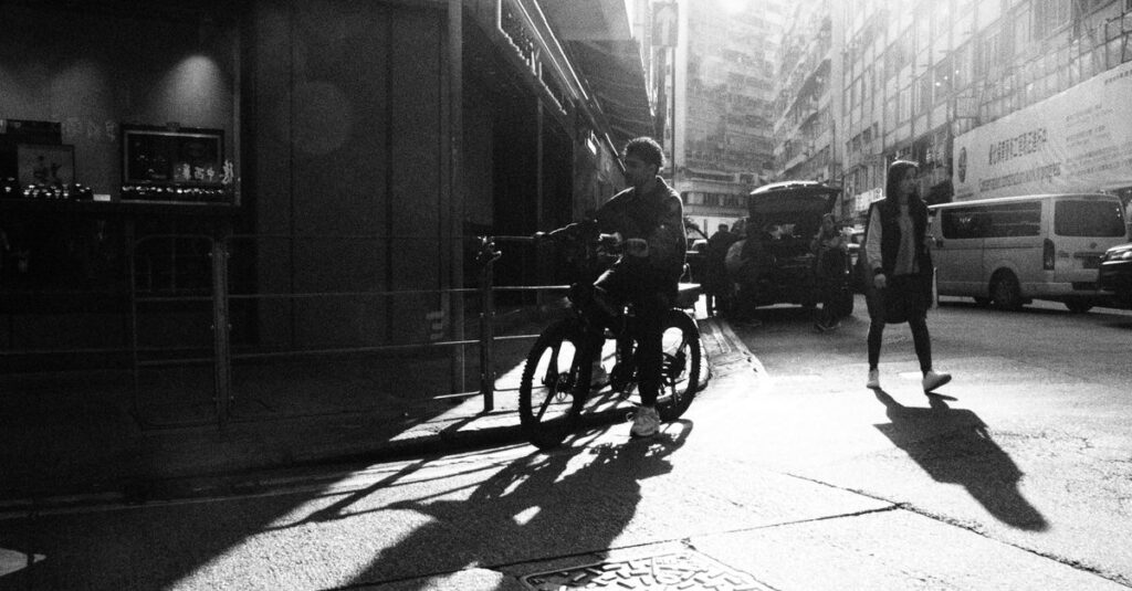 2026年に実際摘発された自転車違反のニュース事例と罰金内容を解説する図解