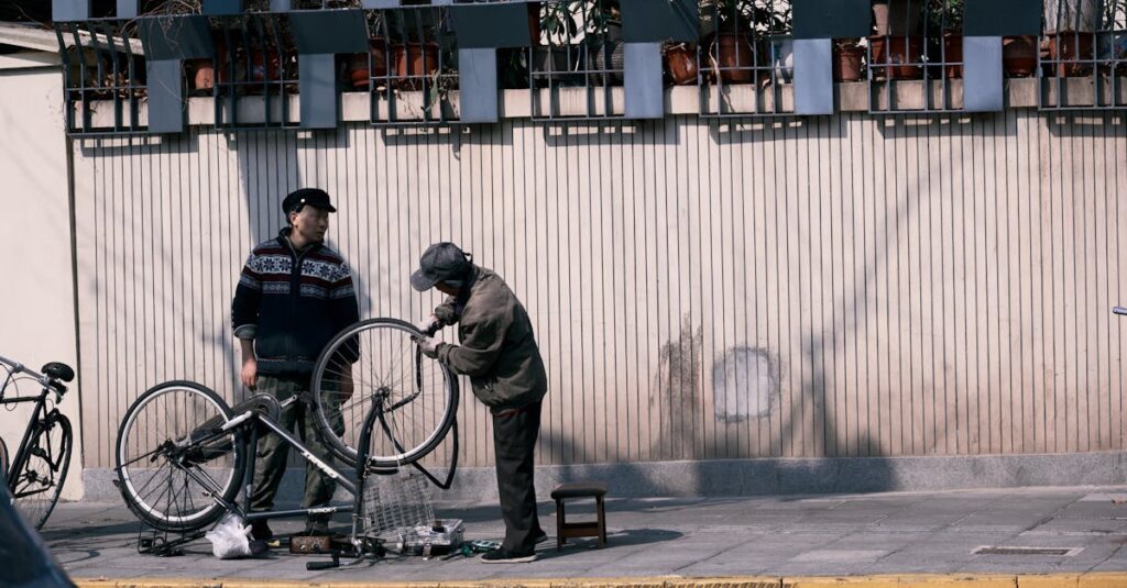 自転車の罰金摘発事例をニュース形式で紹介し、安全運転の重要性を訴える図解