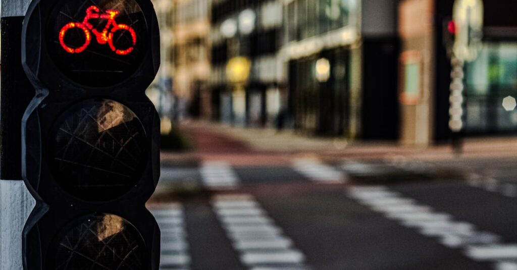 自転車の信号無視や飲酒運転など罰金対象となる違反7選をイラスト付きで紹介する図解