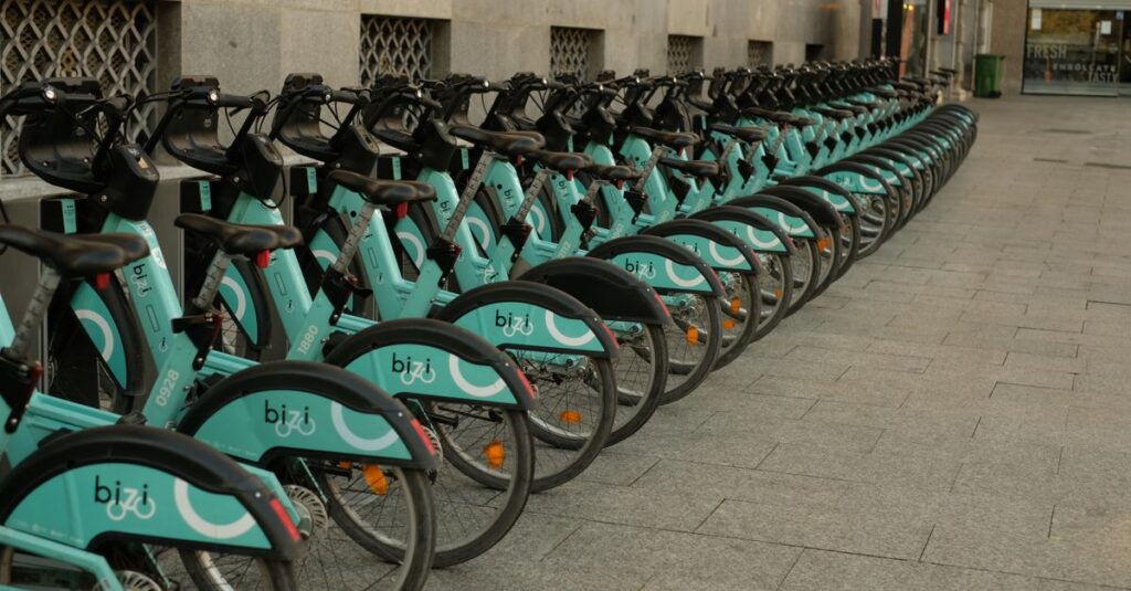 2026年の自転車保険義務化や反則金・罰金制度、安全講習の内容をまとめた制度解説図