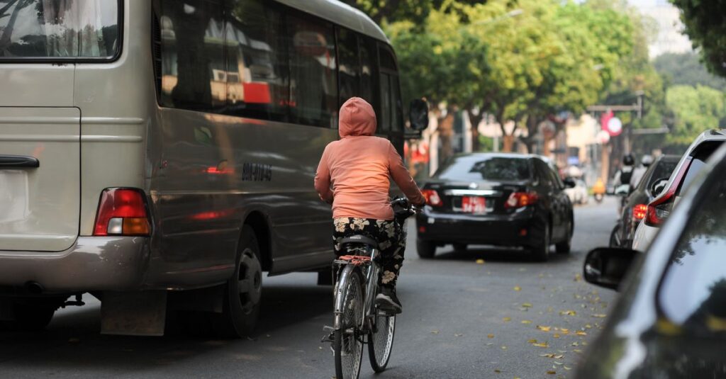 罰金を避けるための自転車安全運転と意識改革のポイントを図解した安全啓発イメージ