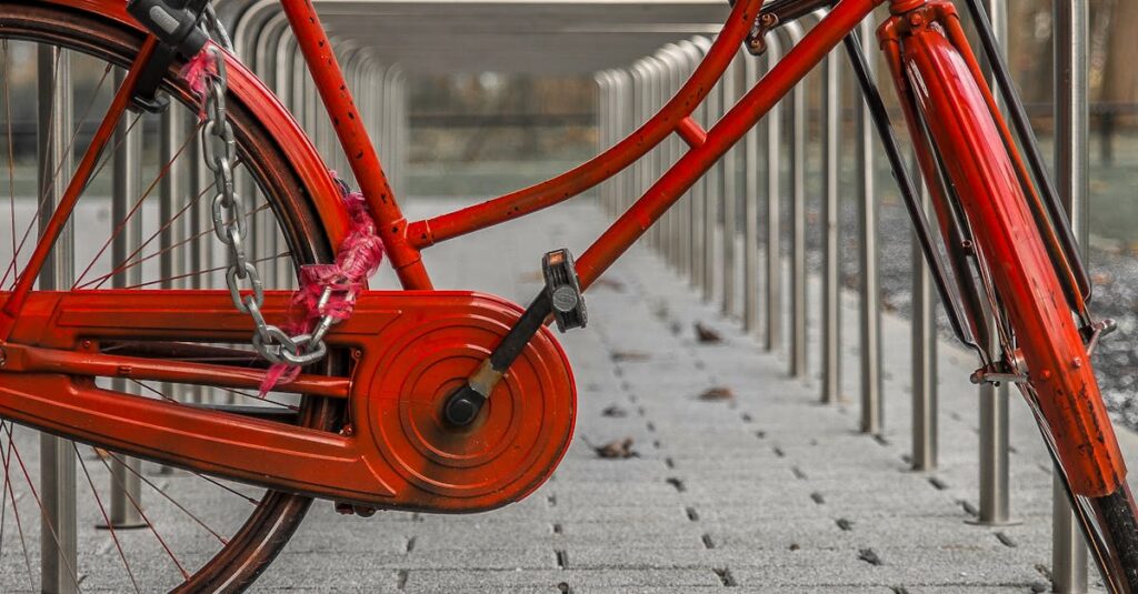 2026年に実際摘発された自転車違反のニュース事例と罰金内容を解説する図解