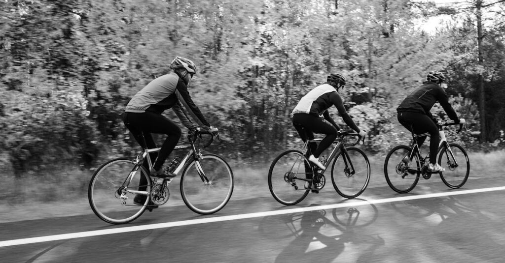 自転車の罰金摘発事例をニュース形式で紹介し、安全運転の重要性を訴える図解
