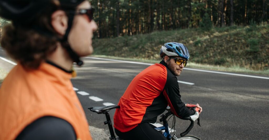安全意識を高めることで自転車の罰金や事故を防ぐことができることを示す前向きなメッセージ画像
