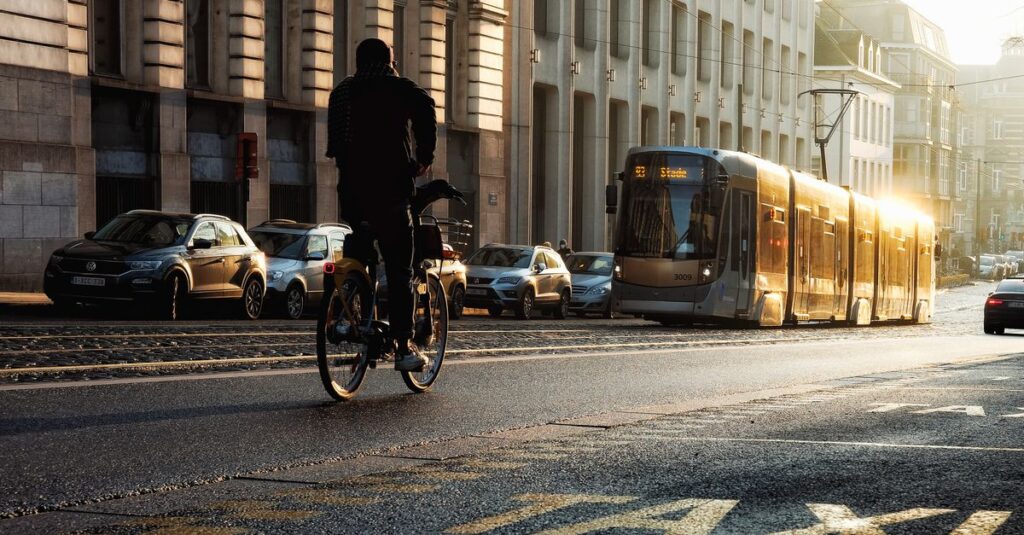 自転車が軽車両として扱われる道路交通法のルールと罰金の基本をわかりやすく解説する図解