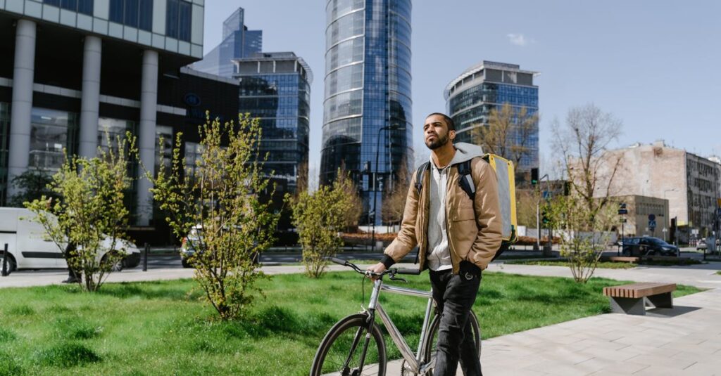 2026年の自転車保険義務化や反則金・罰金制度、安全講習の内容をまとめた制度解説図