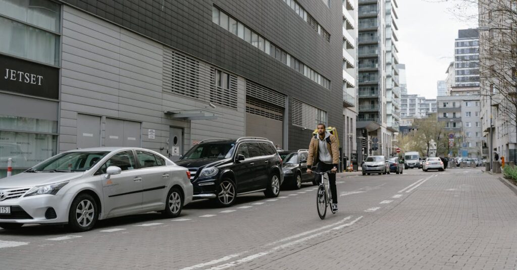 自転車の罰金摘発事例をニュース形式で紹介し、安全運転の重要性を訴える図解