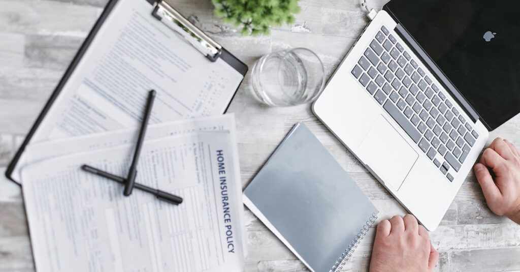 2026年の自転車保険義務化や反則金・罰金制度、安全講習の内容をまとめた制度解説図