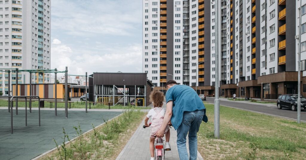 2026年に実際摘発された自転車違反のニュース事例と罰金内容を解説する図解