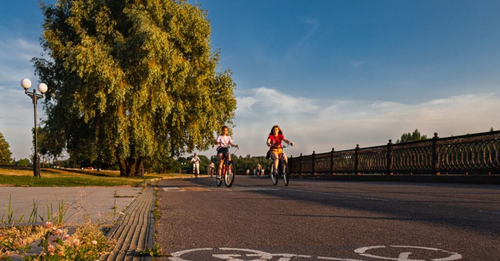自転車の正しいルールを守り罰金や事故を防ぐことを呼びかける前向きなイメージ