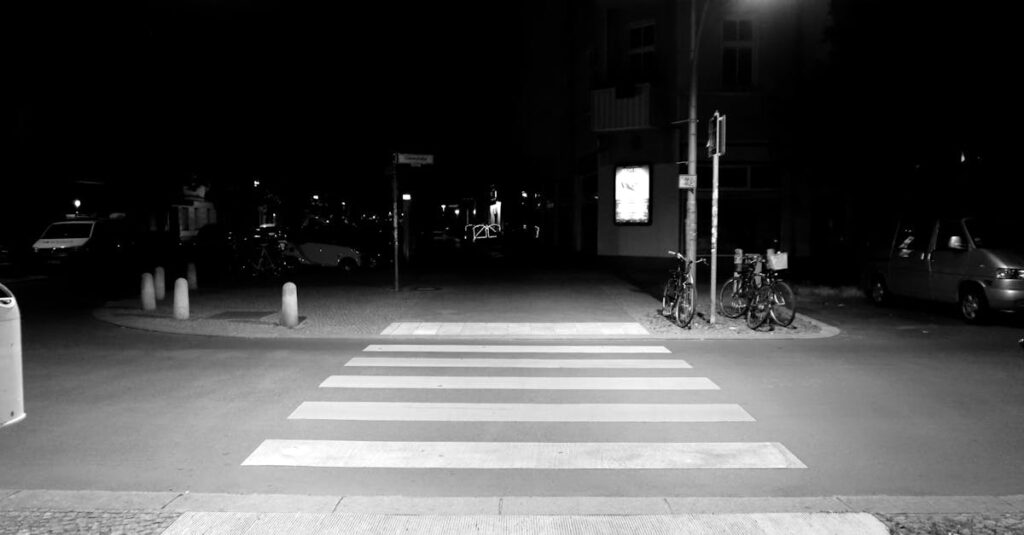 安全意識を高めることで自転車の罰金や事故を防ぐことができることを示す前向きなメッセージ画像