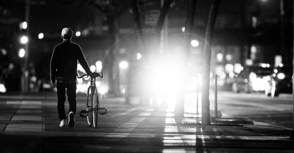 自転車が歩道を徐行し、歩行者を優先して通行するシーン。歩道走行のOKとNGを対比して示す安全教育用のイメージ。