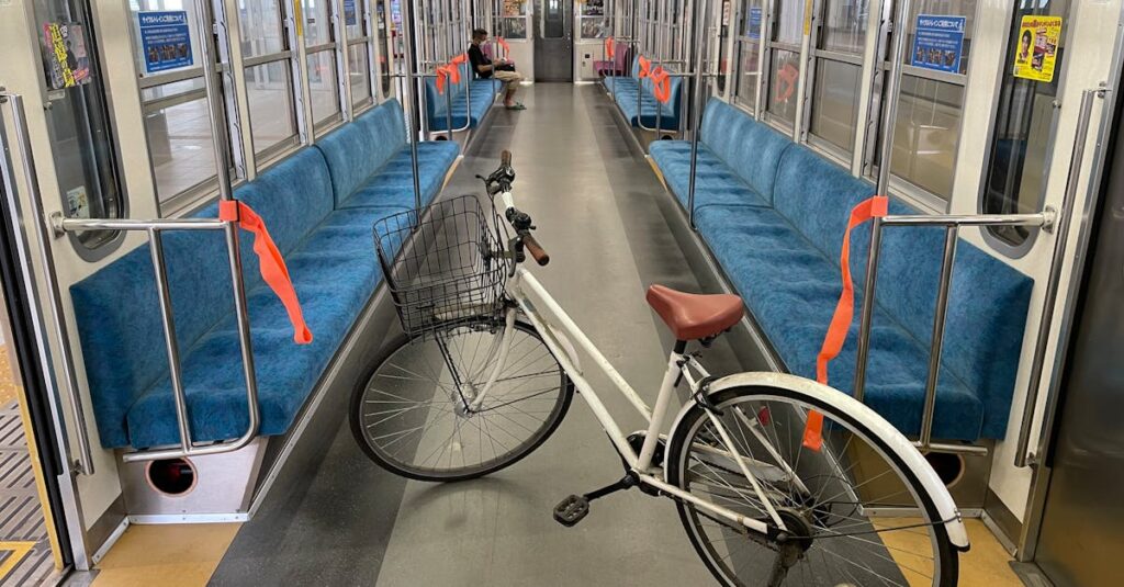 子どもを乗せた自転車とイヤホンを使って運転する様子のイラスト。安全な乗せ方と危険行為の違いを示す。