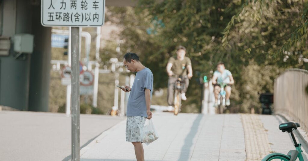 スマホを操作しながら自転車を運転する危険性を示すイラスト。ながら運転による事故リスクを視覚化。