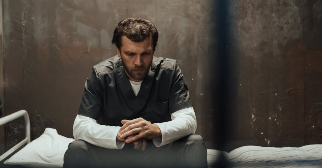 自転車事故による刑事罰と民事責任の違いを説明するイメージ図