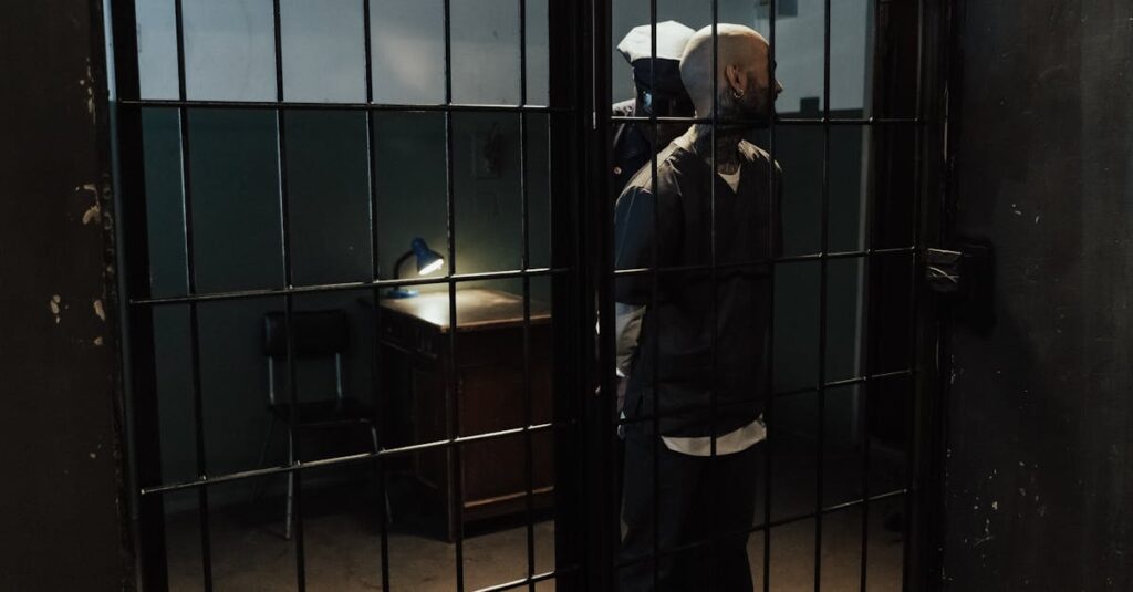 自転車事故による刑事罰と民事責任の違いを説明するイメージ図