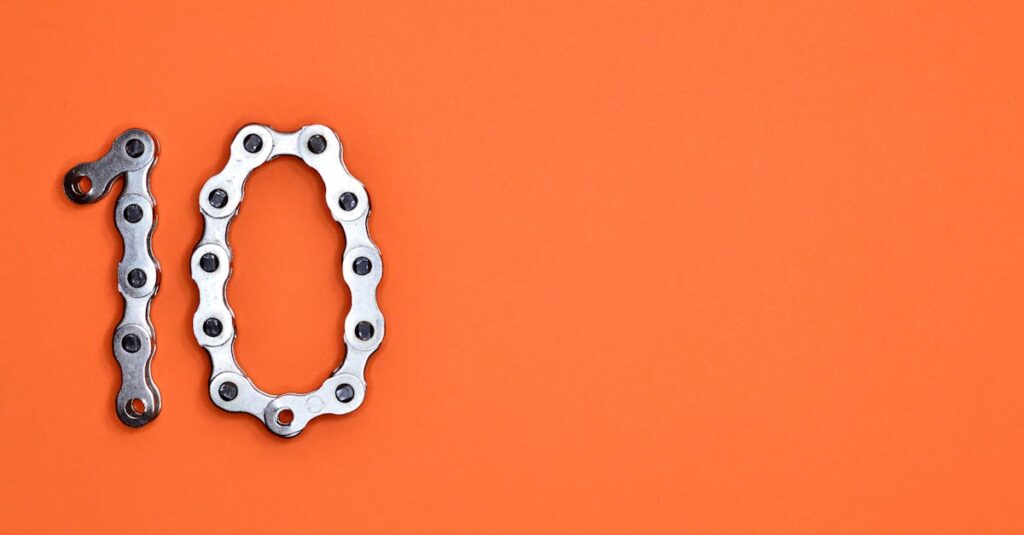 高校生・通勤者・主婦など立場別に自転車の青切符注意点を示すイラスト。日常シーン別の危険行為を描く。