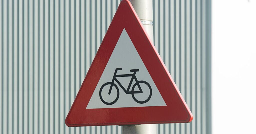 学校で行われる自転車安全運転講習の様子を描いた教育現場のイメージ画像