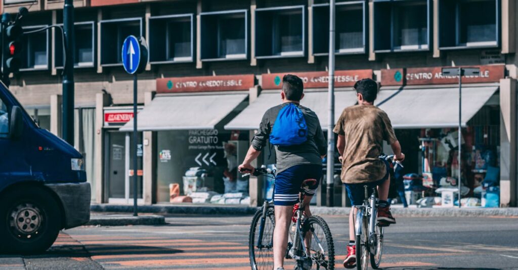通勤・通学中の自転車安全運転チェックリストをまとめたイラスト。信号遵守・左側通行・ライト点灯を示す。