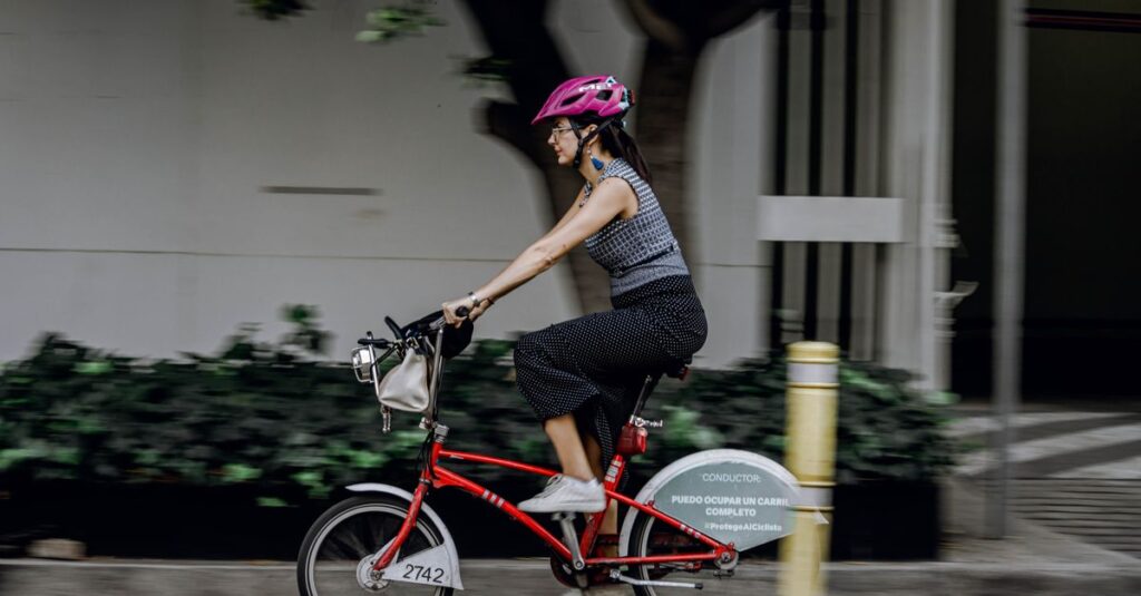 歩道を走る自転車と歩行者の関係を示すイラスト。自転車が歩道を通行する際の注意点を説明。