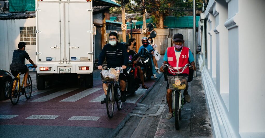 社会人が安全に自転車通勤をするためのマナーとチェックリストをまとめたビジュアル。ライト点灯やヘルメット着用を強調する。