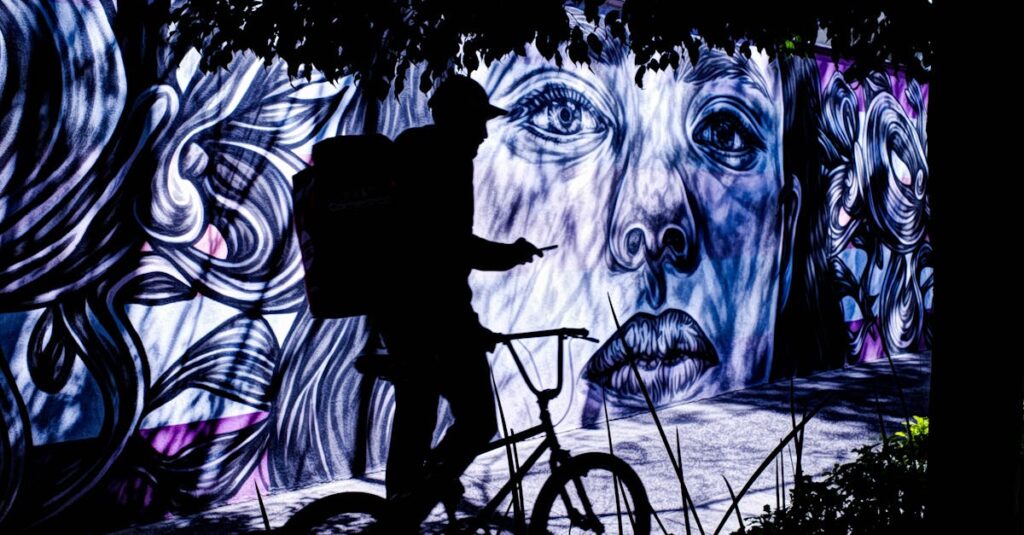 車道を逆走する自転車のイラスト。左側通行の重要性と歩道走行のルールを説明。