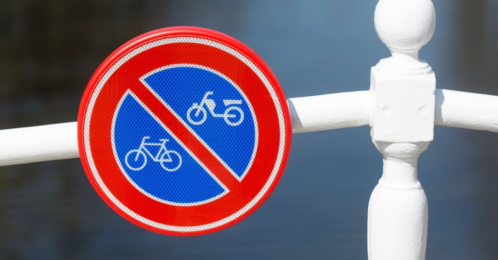 自転車の正しい走行ルールを解説するイラスト。左側通行・停止線・歩行者優先などを視覚的に示す。