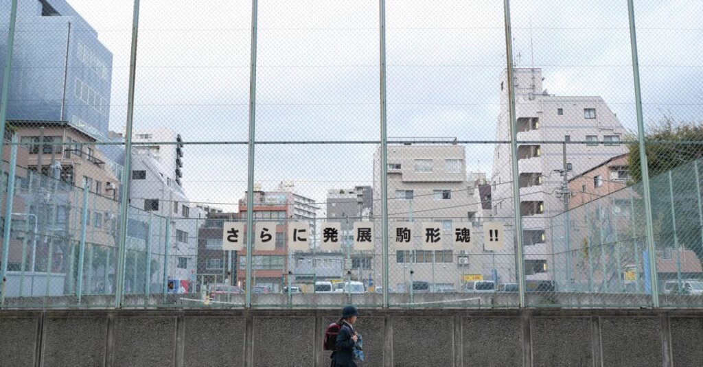 高校生が自転車通学時に青切符制度の対象となることを説明するイメージ画像