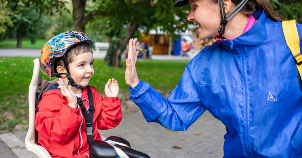 子どもを乗せた自転車とイヤホンを使って運転する様子のイラスト。安全な乗せ方と危険行為の違いを示す。