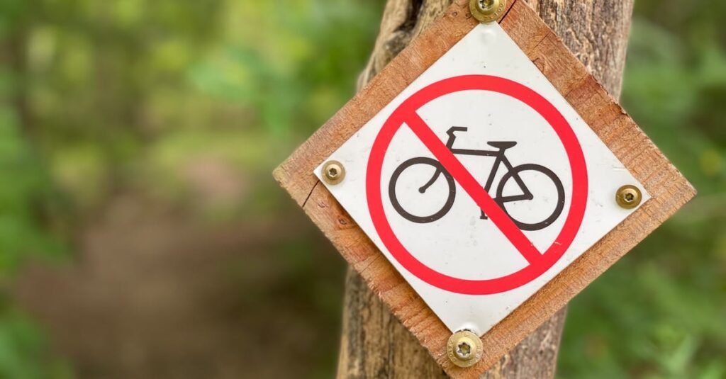 自転車が歩道を徐行し、歩行者を優先して通行するシーン。歩道走行のOKとNGを対比して示す安全教育用のイメージ。