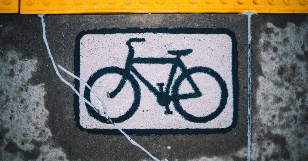 自転車が歩道を徐行し、歩行者を優先して通行するシーン。歩道走行のOKとNGを対比して示す安全教育用のイメージ。