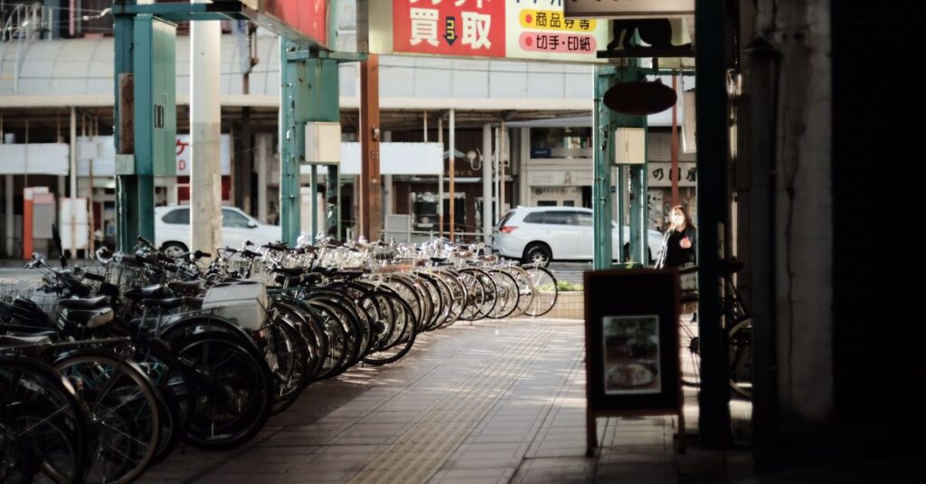 自転車青切符制度の今後の展望や社会の安全意識向上を示す未来志向のイメージ画像