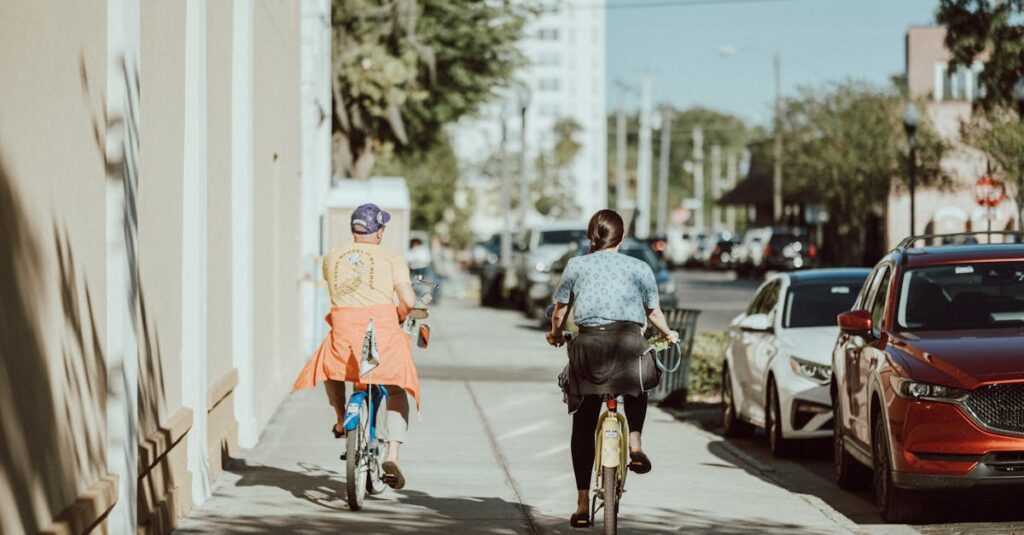 社会人が安全に自転車通勤をするためのマナーとチェックリストをまとめたビジュアル。ライト点灯やヘルメット着用を強調する。