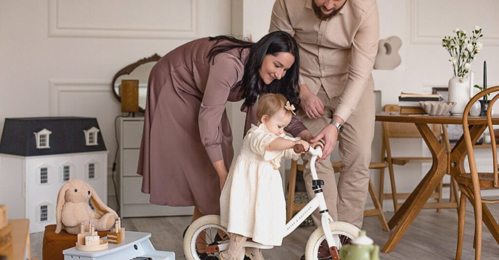 保護者が子どもの自転車運転を見守り、監督責任を果たす重要性を示すイメージ画像